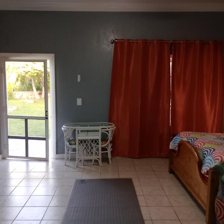 Surfers Manor Motel Gregory Town Esterno foto