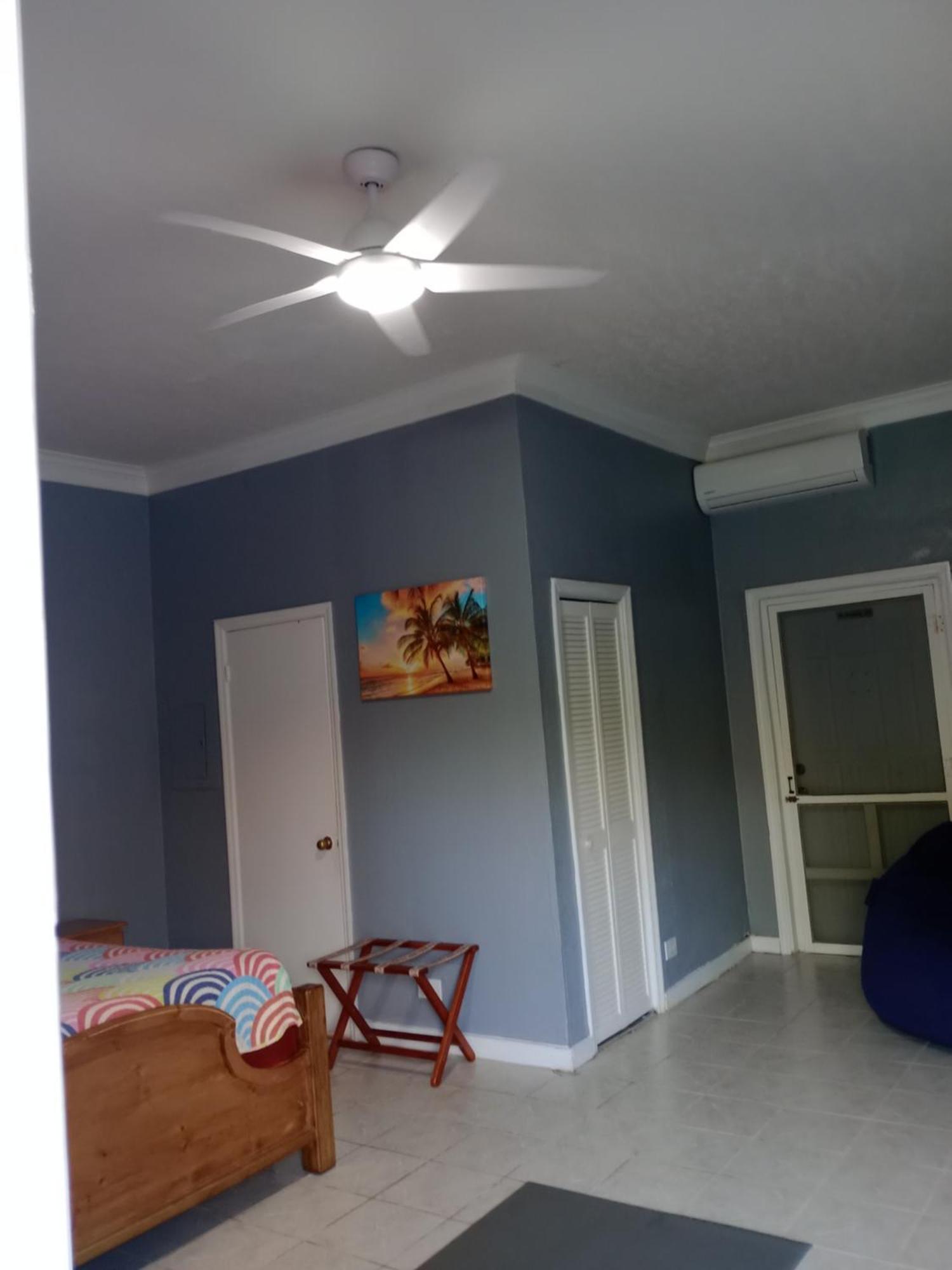 Surfers Manor Motel Gregory Town Esterno foto