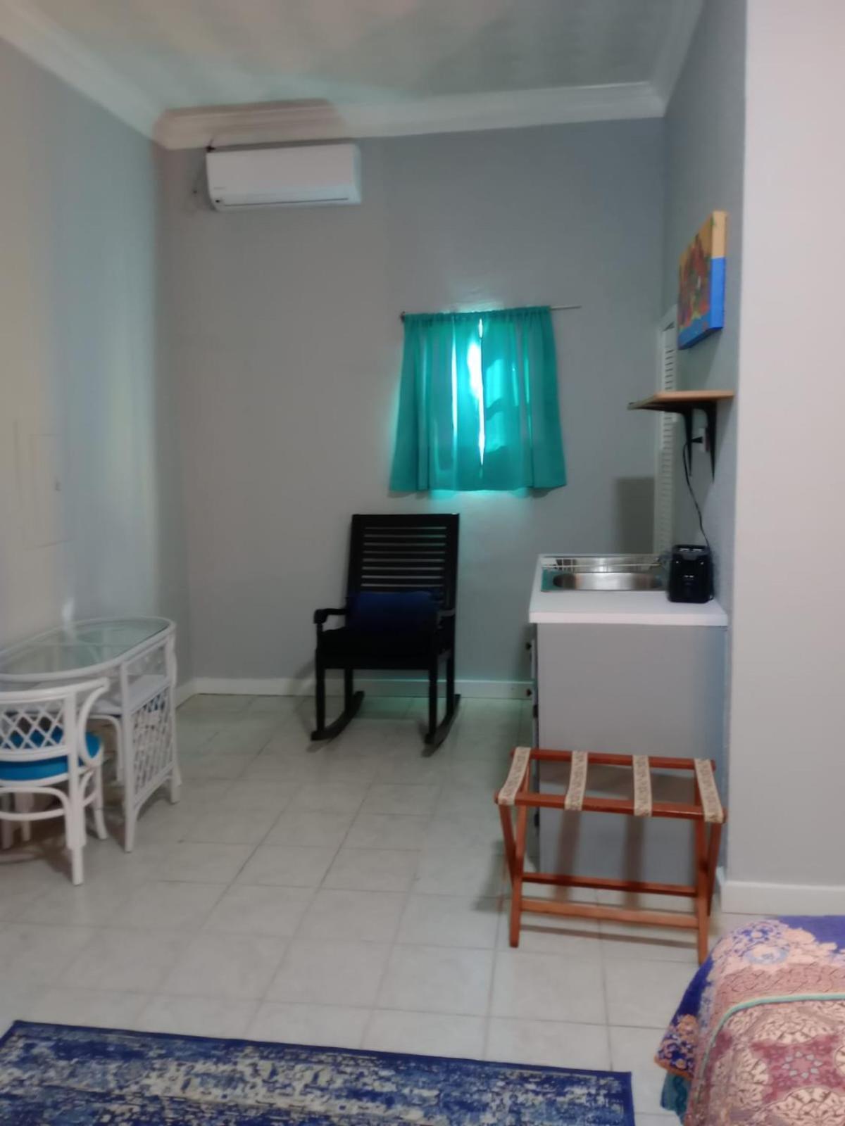 Surfers Manor Motel Gregory Town Esterno foto