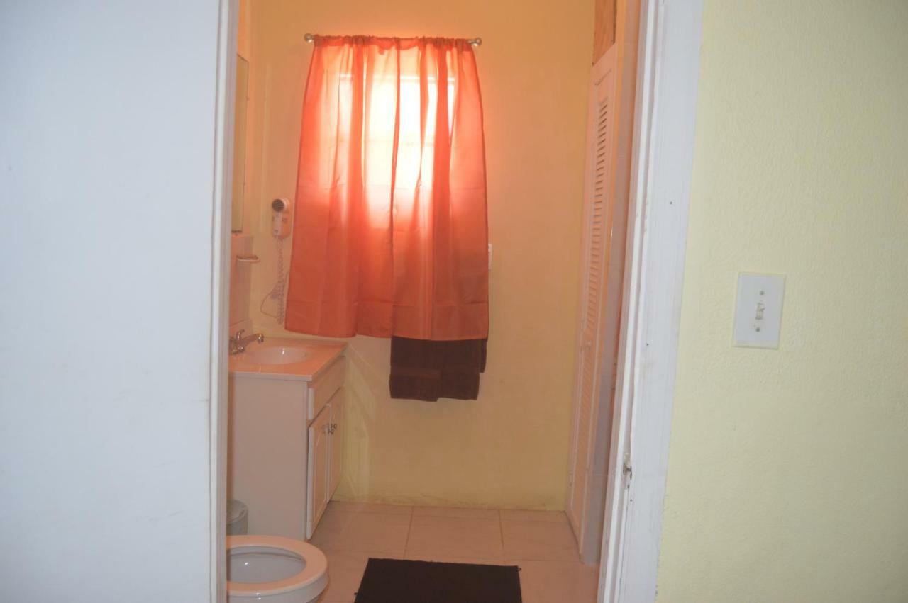 Surfers Manor Motel Gregory Town Esterno foto