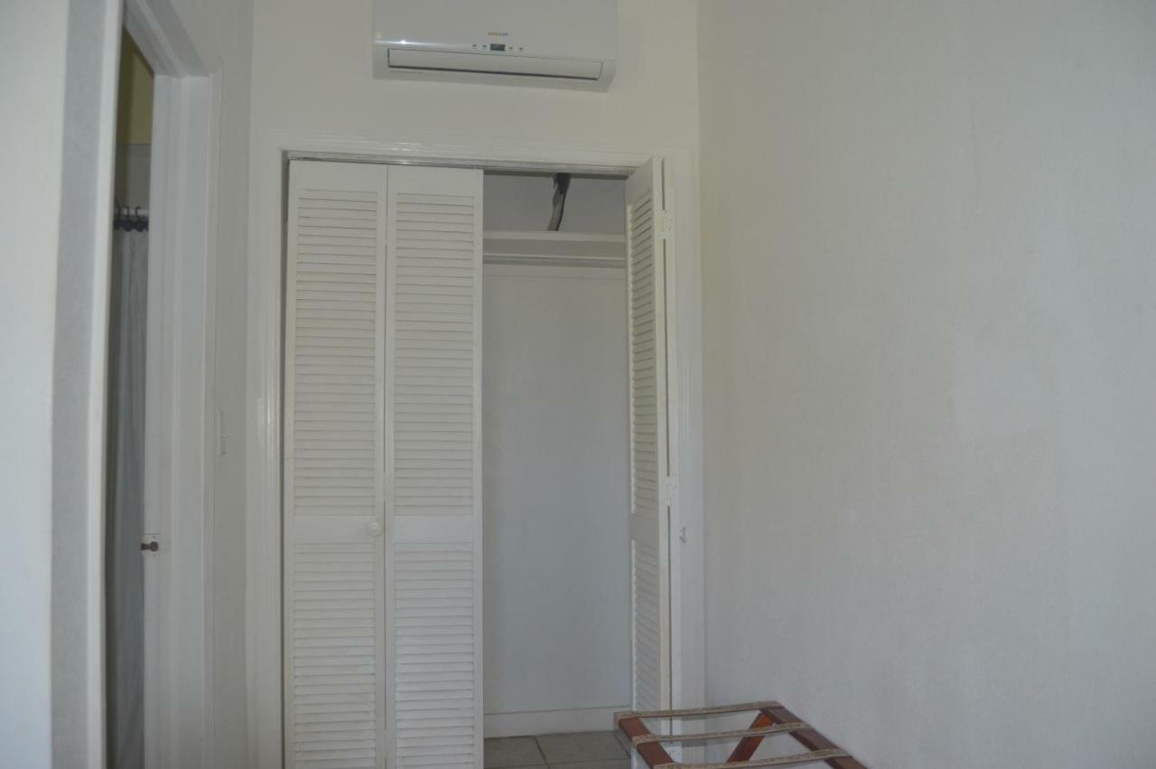 Surfers Manor Motel Gregory Town Esterno foto