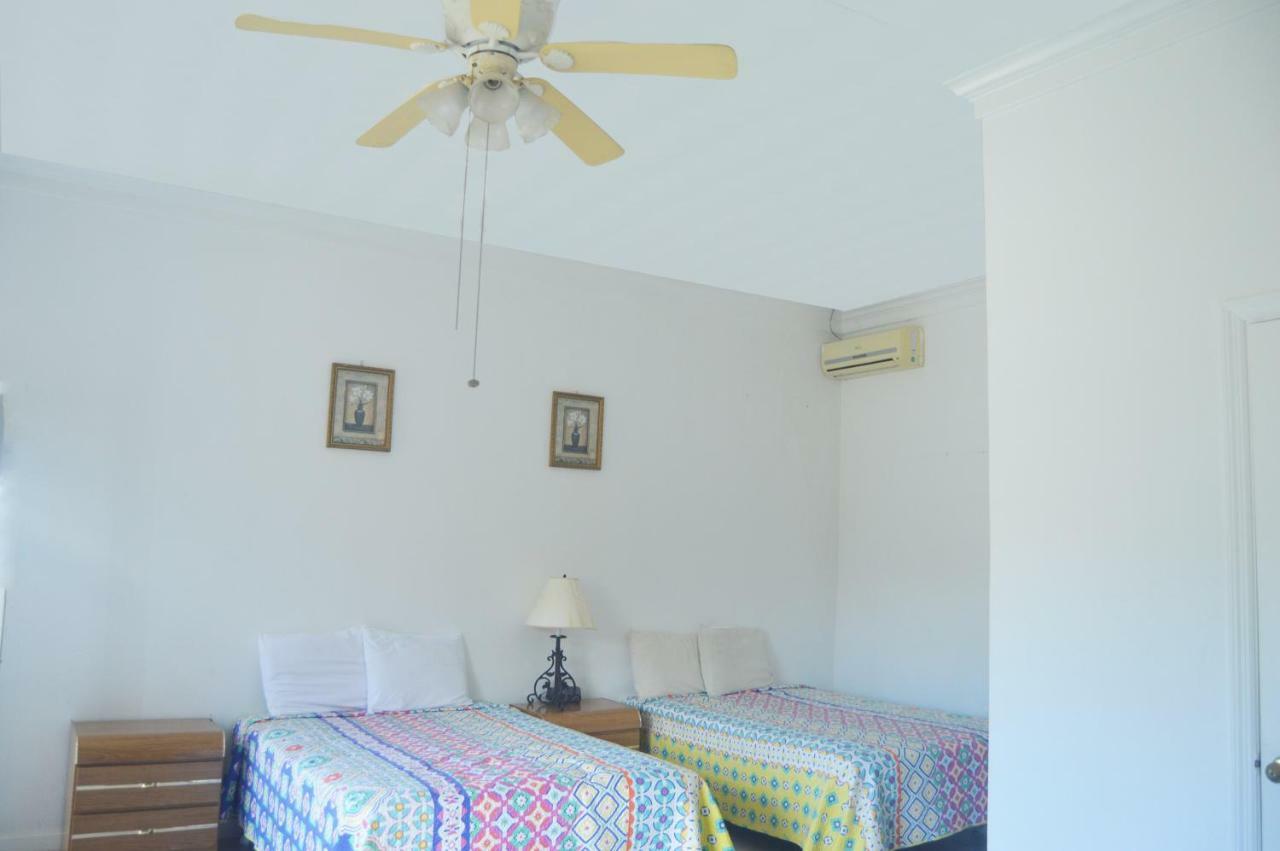 Surfers Manor Motel Gregory Town Esterno foto